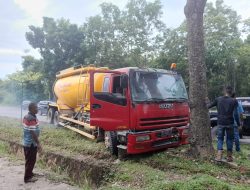 Rem Blong! Truk Molen Tabrak Pohon di Depan Halte Panbil Mall