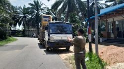 Truk Pengangkut Ekskavator Tabrak Kabel di Sekupang, Internet Warga Lumpuh