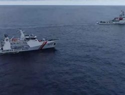 Menegangkan! Kapal Bakamla RI Pepet China Coast Guard-5402 saat Usir dari Laut Natuna Utara