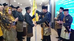 Ketua PB MABMI Provinsi Kepri, Prof Dato' Perdana Malik terima bendera pataka setelah dilantik oleh Ketua Umum Pengurus Besar (PB) MABMI, Prof. Datuk Seri Dr. H. O.K. Saidin, S.H., M.Hum.