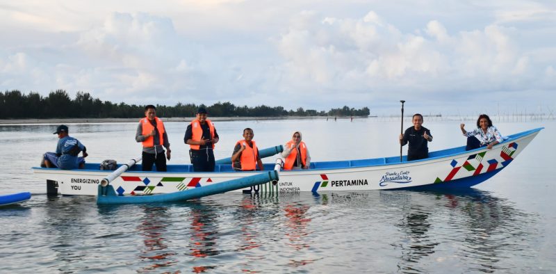 Pertamina Serahkan Bantuan Kapal di Natuna