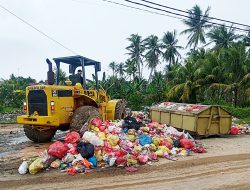 Dua Alat Berat Dikerahkan Membersihkan Tumpukan Sampah di TPS Kecamatan Tebing Karimun