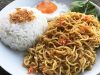 Makan Mie Instan Dicampur Nasi, Lezat Tapi Tidak Disarankan