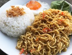 Makan Mie Instan Dicampur Nasi, Lezat Tapi Tidak Disarankan