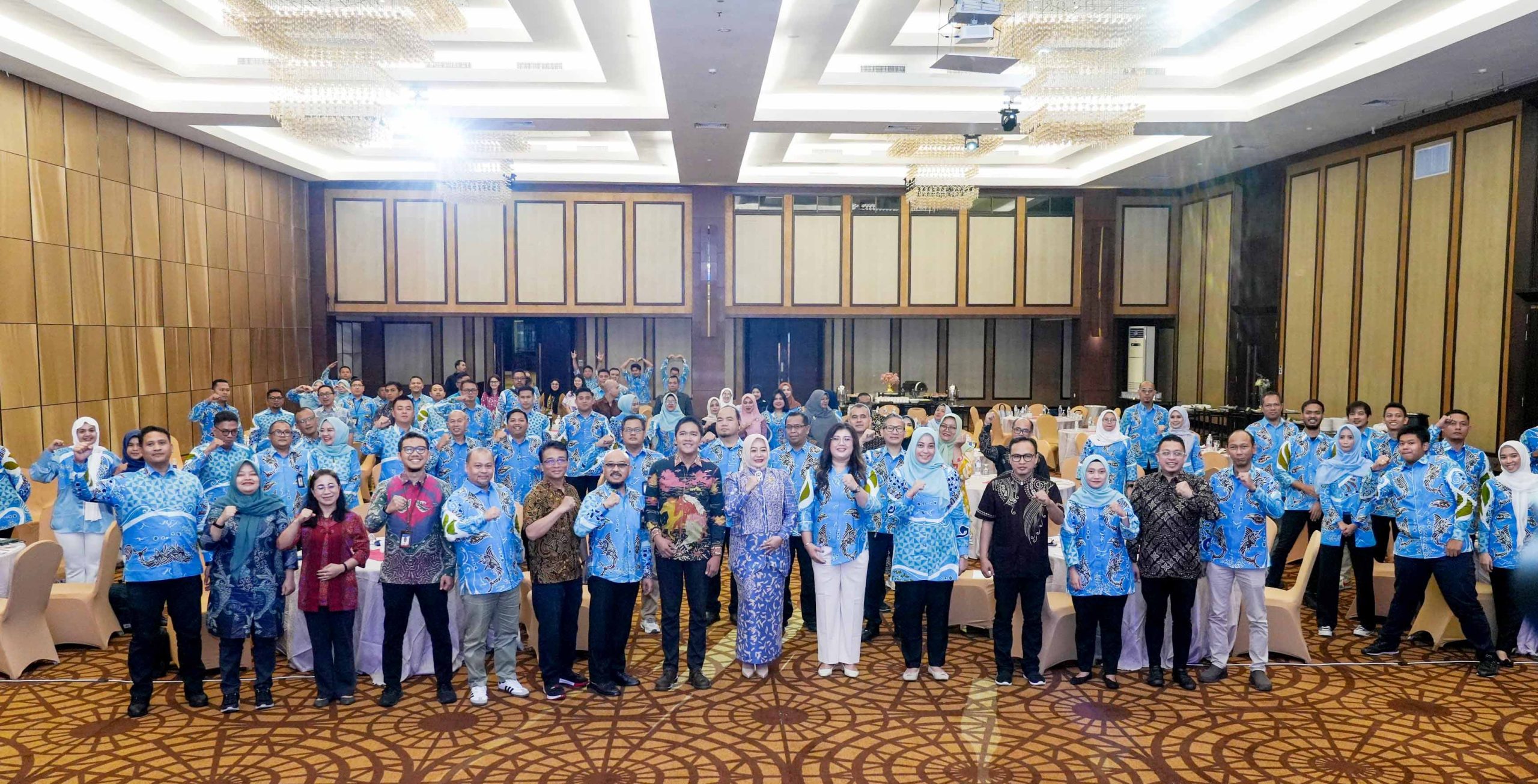 Foto bersama narasumber dan Biro Humas, Promosi, dan Protokol pada FGD Peningkatan Kapasitas Keprotokolan dan Kehumasan. (Foto: BP Batam)