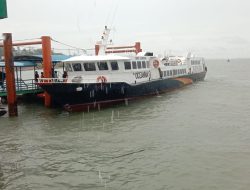 Ombak Kuat di Perairan Tanjungpinang, Kapal Feri Sempat Tak Bisa Sandar di Ponton Pelabuhan Sri Bintan Pura