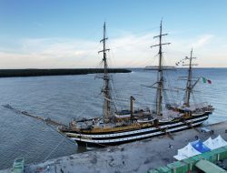 Perdana ke Indonesia, Kapal Layar Amerigo Vespucci Italia Sandar di Pelabuhan Belawan