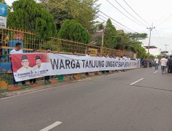 Warga Tanjung Unggat Bentangkan Spanduk Raksasa Beri Dukungan ke Lis-Raja  