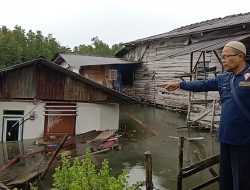 Rumah Warga Melayu Kota Piring Ambruk ke Sungai, Sepasang Lansia Ikut Jatuh 