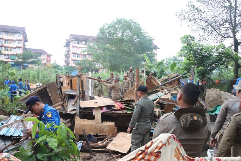 Salah satu rumah yang dirobohkan karena diduga merupakan tempat transaksi Narkoba di Kampung Madani, Simpang Dam