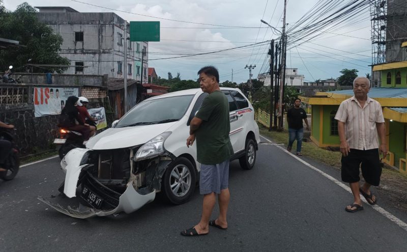 Avanza dan Mobilio Tabrakan