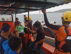 Tim SAR Berhasil Evakuasi 10 Penumpang Speedboat Mati Mesin di Perairan Pulau Telaga