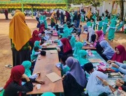 Gendong Balita, Orang Tua Murid RA Bahrul Ulum Antusias Ikuti Upacara HUT ke-79 PGRI