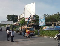 KPU Karimun Copot APK Paslon Pakai Crane