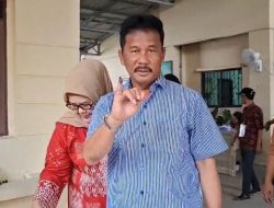 Datang Lebih Awal, Rudi Mencoblos di TPS 17 Teluk Tering