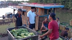 Lis-Raja Luangkan Waktu Temui ABK Kapal Pengangkut Sayur Jemput Aspirasi