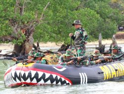 Pertajam Kualifikasi Tempur, Prajurit Yonmarhanlan IV Latihan Menembak di Atas Perahu Karet