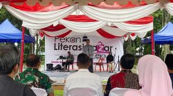 Ketua AJI Tanjungpinang, Sutana sampaikan sambutan pembukaan Pekan Literasi dan Bazar UMKM di Lapangan Pamedan, Kota Tanjungpinang. (Foto: AJI Tanjungpinang)