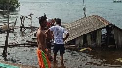 Pondasi Rapuh, Rumah Warga di Desa Mantang Baru Bintan Ambruk ke Laut