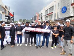 Gendong Pocong ke Kantor Bawaslu Batam, Massa Tuntut Pilkada Ulang