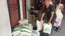 Warga Tanjung Unggat Antusias Terima Pembagian Beras Bulog 10 Kg