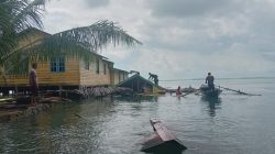 Rumah Warga Penyengat Ambruk Diterjang Angin Kencang dan Gelombang Tinggi