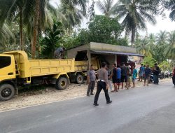 Truk Tabrak Mobil Calya dan Konter Handphone di Jalan Trans Karimun