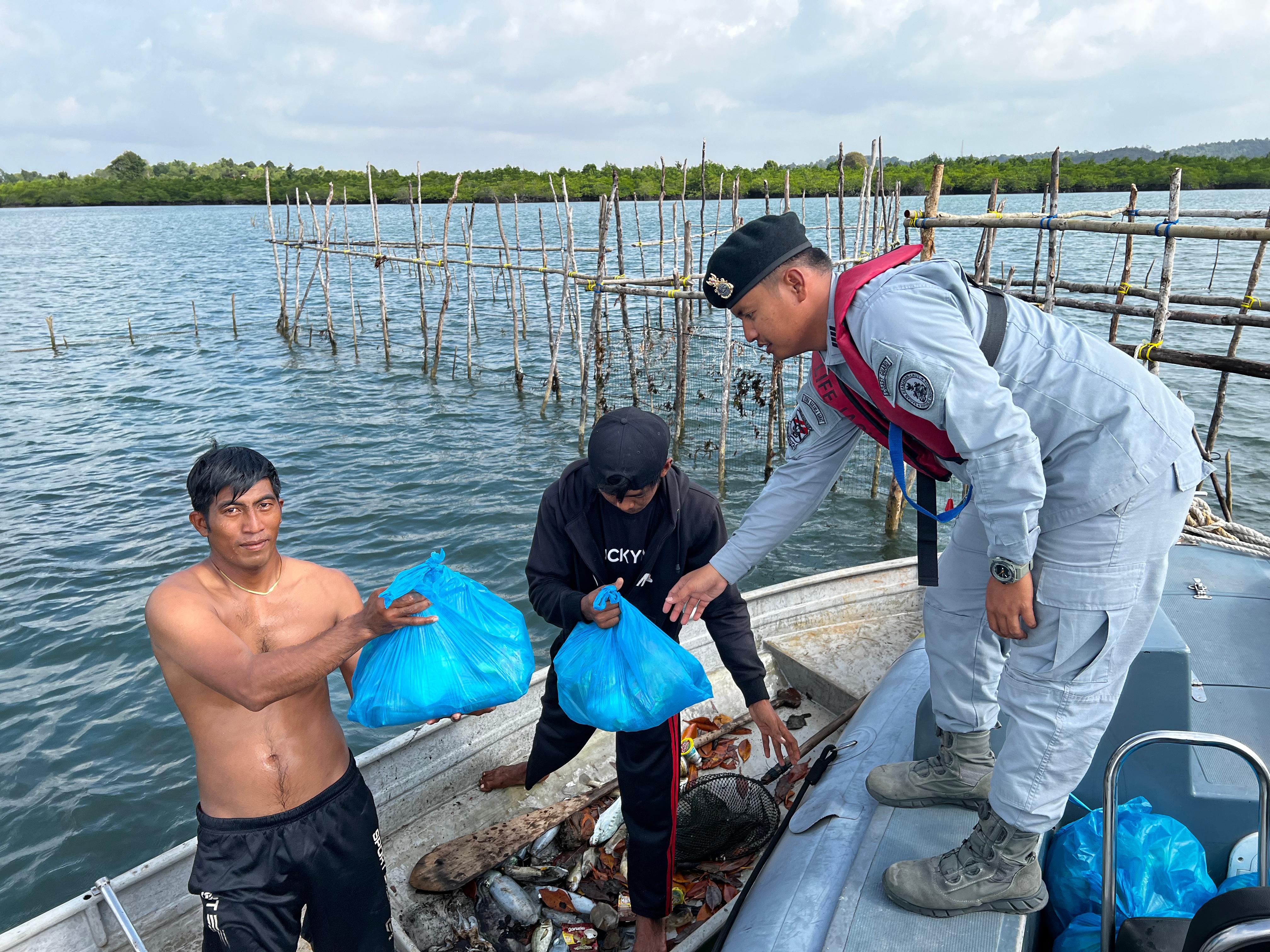 Bakamla RI Salurkan Sembako ke Rapala dan Nelayan di Perairan Batam