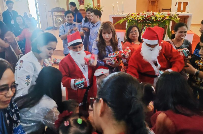 Jemaat Gereja Katolik Kristus Raja Tanjungpinang usai ibadah Natal 2024.