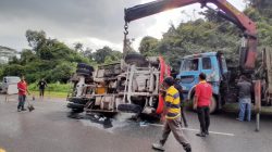 Hindari Pengendara Motor, Truk Molen Terguling di Batam