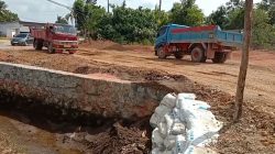 Sopir Truk Buat Jalan Alternatif di Samping Jembatan Ambles Kawal