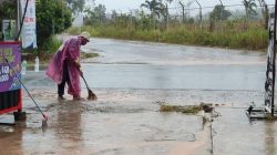 Jalan Nusantara Tanjungpinang Sempat Banjir, Pedagang Bersihkan Sisa Lumpur