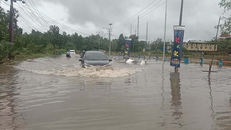 Air Waduk Gesek Meluap ke Jalan