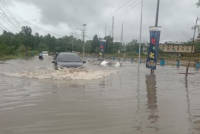 Air Waduk Gesek Meluap ke Jalan