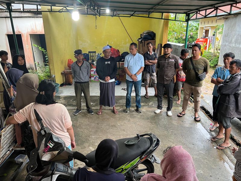 Polisi Serahkan Bantuan ke Korban Banjir di Kampung Bangun Sari Tanjungpinang