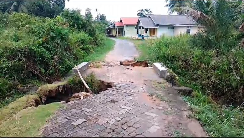 Pemerintah Daerah Tutup Mata Akses Jalan Kampung Jawa Bintan Ambles