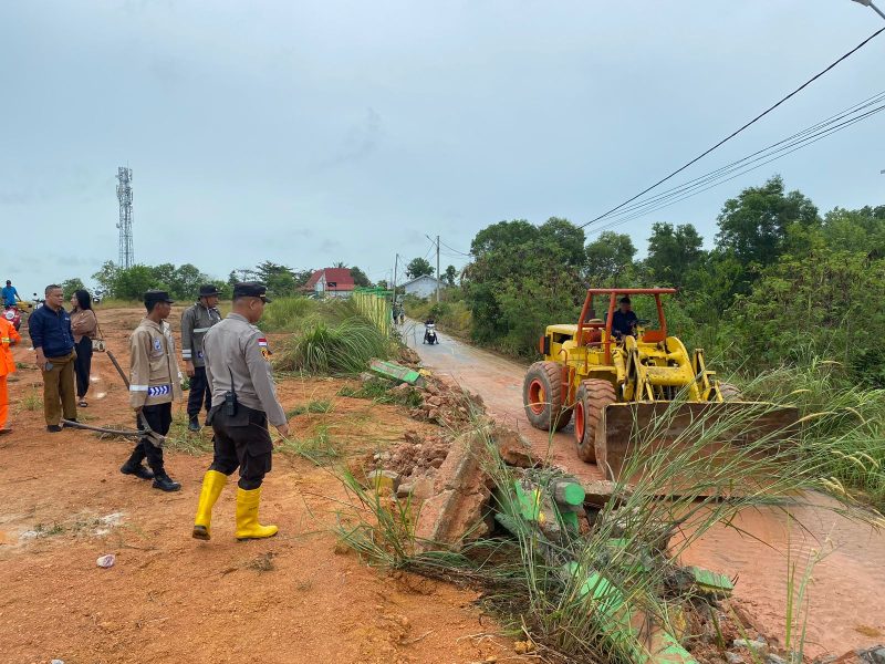 Puluhan Makam Rusak di Karimun Setelah Ambles Tergerus Hujan