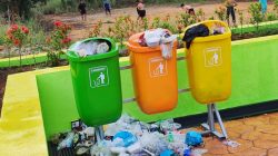 Sampah Dibiarkan Menumpuk di Taman Senggarang