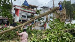 Warga Tanjungpinang Gotong Royong Pasang Lampu Solar Panel Bantuan Dermawan, Jalan Jadi Lebih Terang