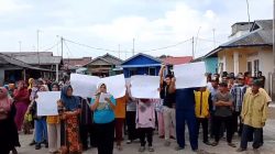 Warga Unjuk Rasa di Kantor Desa Tolak Penjualan Lahan Mangrove di Pesisir Pulau Sugie