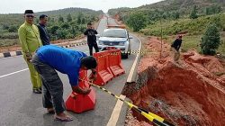 Dishub Bintan Pasang Water Barrier di Jalan Lintas Timur, Pengendara Diminta Waspada