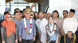 Kepala BP Batam, Amsakar Achmad dan Wakil Kepala BP Batam, Li Claudia Chandra tiba di Gedung VVIP Bandara Hang Nadim, Batam. (Foto: BP Batam)