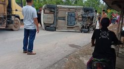 Mobil Lurah Tanjung Batu Terguling